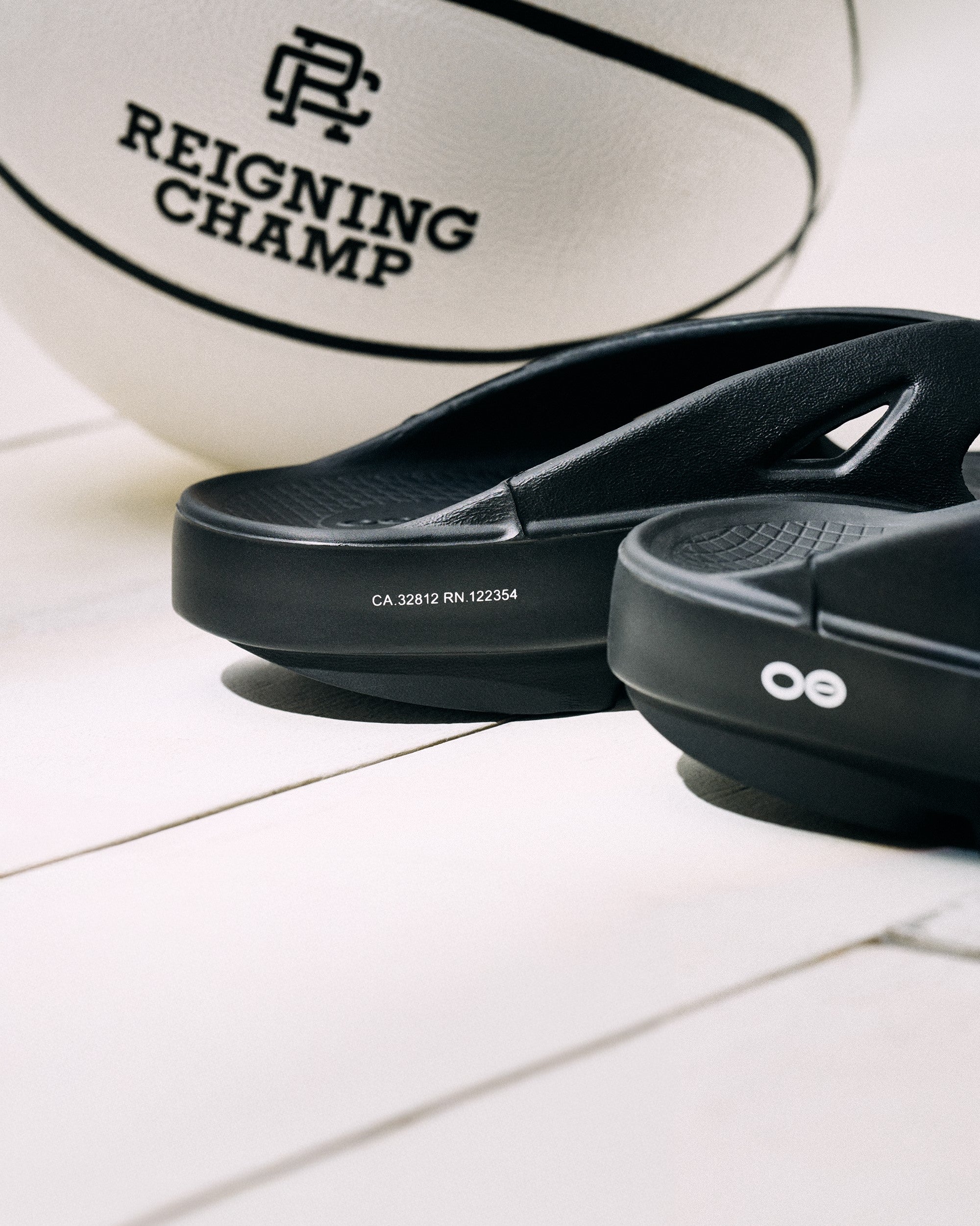 【日本限定】Reigning Champ X OOFOS OOriginal