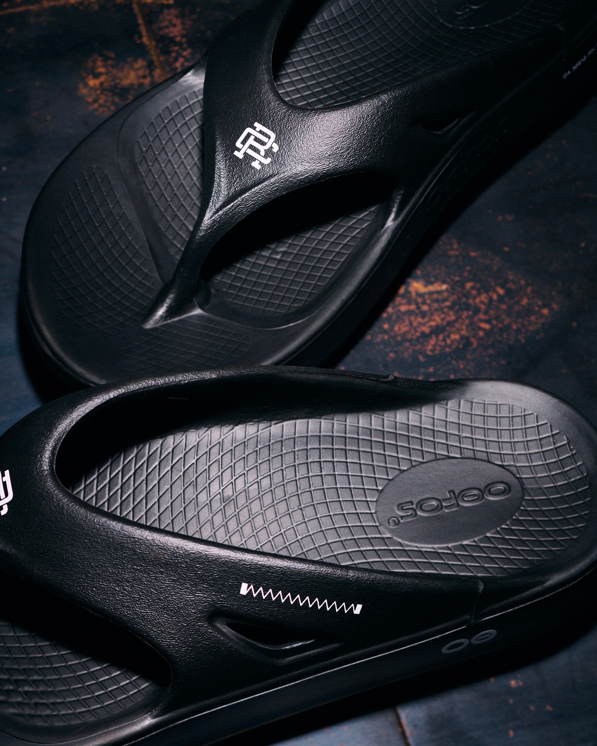 【日本限定】Reigning Champ X OOFOS OOriginal