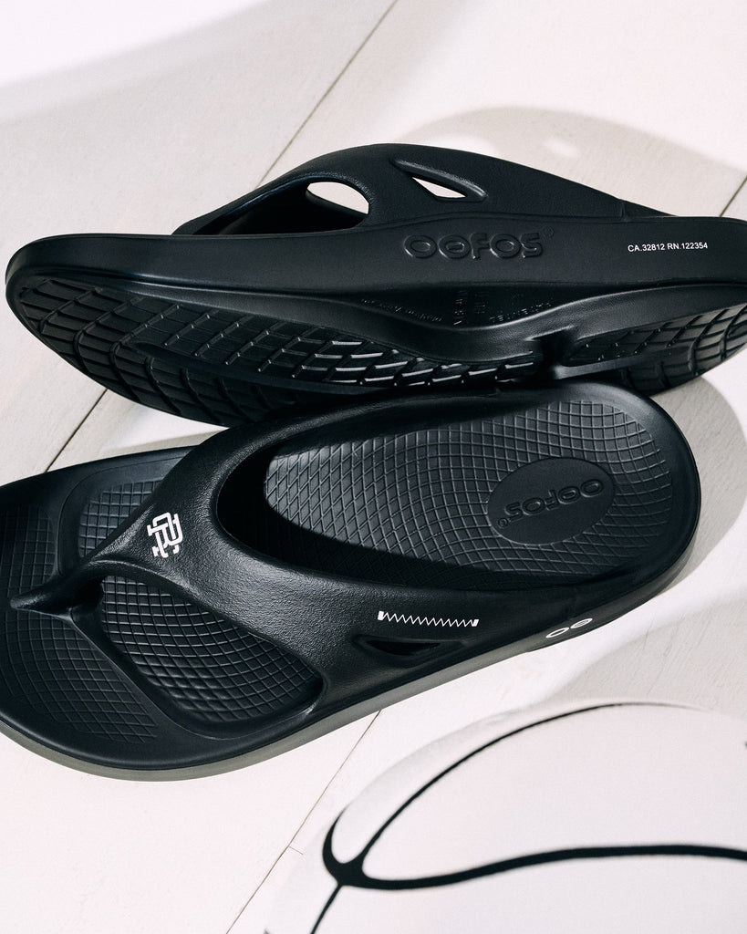 【未使用級✨】oofos ウーフォスREIGNING CHAMP コラボ　限定 写真12/18｜レイニングチャンプ×ウーフォス第2弾、ブラックの“W